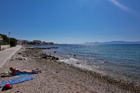 Pohled z pláže Česminica do druhé strany